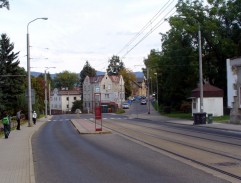 La Rue de l'Église - une voiture et le tram