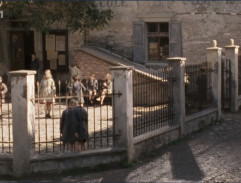 Devant l'école