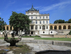 Près de la fontaine