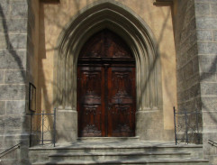 Devant l'église