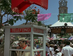 Rodrigues dans une cabine téléphonique