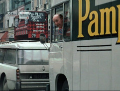 Anatole passe devant une pharmacie