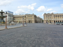 À travers la place