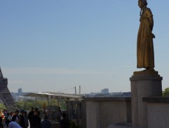 Devant le musée