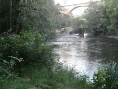 La route près de la rivière