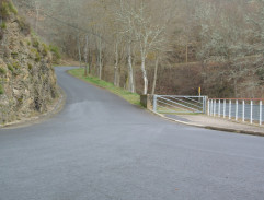 Le camion devant le barrage