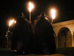 Des soldats dans l'abbaye 