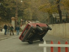 Une voiture renversée 