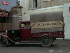 Devant la quincaillerie