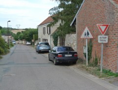 Devant la maison du docteur Léon 