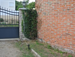 Devant la porte de la maison de Léon