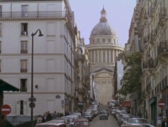 Une rue avec l’église sur arrière-plan