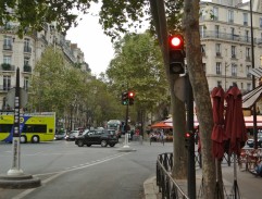 Le grand blond avec une chaussure noire