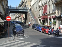 Une rue avec un pond 