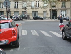 Le grand blond avec une chaussure noire