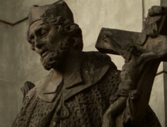 Statue d'un saint portant une croix