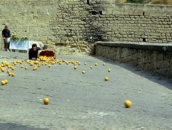 Les oranges roulent par terre