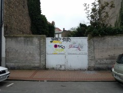 Un soldat saut pardessus un mur 