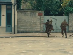 Un soldat saut pardessus un mur 