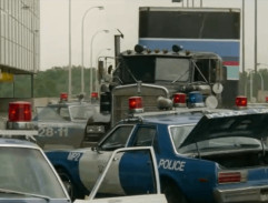 Lasky arrivant à l'aéroport