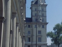 Devant le commissariat