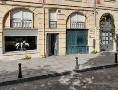 Devant la maison du professeur