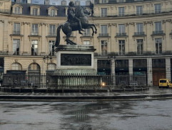 Près de la statue