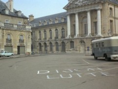 à travers la place