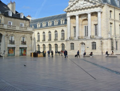 à travers la place