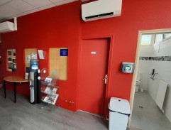 Aux toilettes