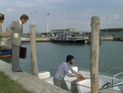 Le bateau à moteur allant au centre