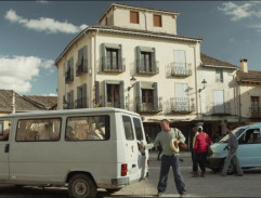 Devant la maison.