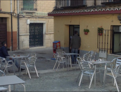 Devant le bar