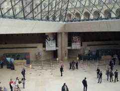 Sous la pyramide du Louvre