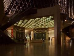 Sous la pyramide du Louvre