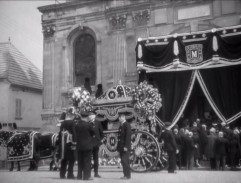 Le corbillard devant l'église de Saint-Robin