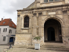 Le corbillard devant l'église de Saint-Robin