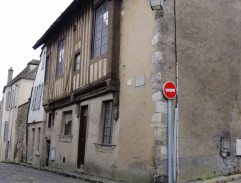 Marie Corbin arrive à sa maison