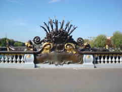 Bill traverse le pont Alexandre III