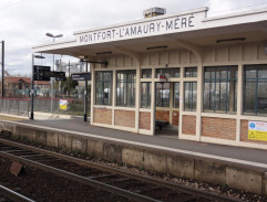 Bill arrive à la gare de Montfort -l'Amaury