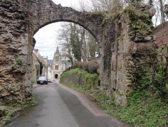 Bill et Jean passent sous la Porte Bardoul