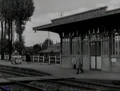 Bill arrive à la gare de Montfort -l'Amaury