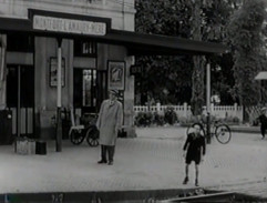 Bill a amené Jean voir les trains à la gare de Montfort