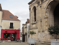 Barny arrive à l'église pour rendre ses livres au prêtre