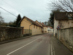 Yvan Lesurf à l'entrée du village d'Ernelés