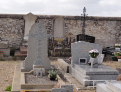 Cimetière d'Ernelés, tombes