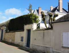 Mr Lepic arrive à sa maison