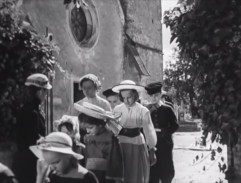 La sortie de la messe à l'église du village