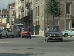 Le colonel arrive à la caserne