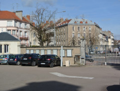 Dans la cour de la caserne